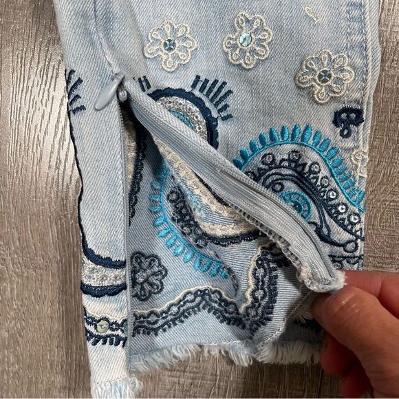 DESIGUAL Blue Embroidered Detail Jeans Size 26 ankle zippers - Picture 3 of 9